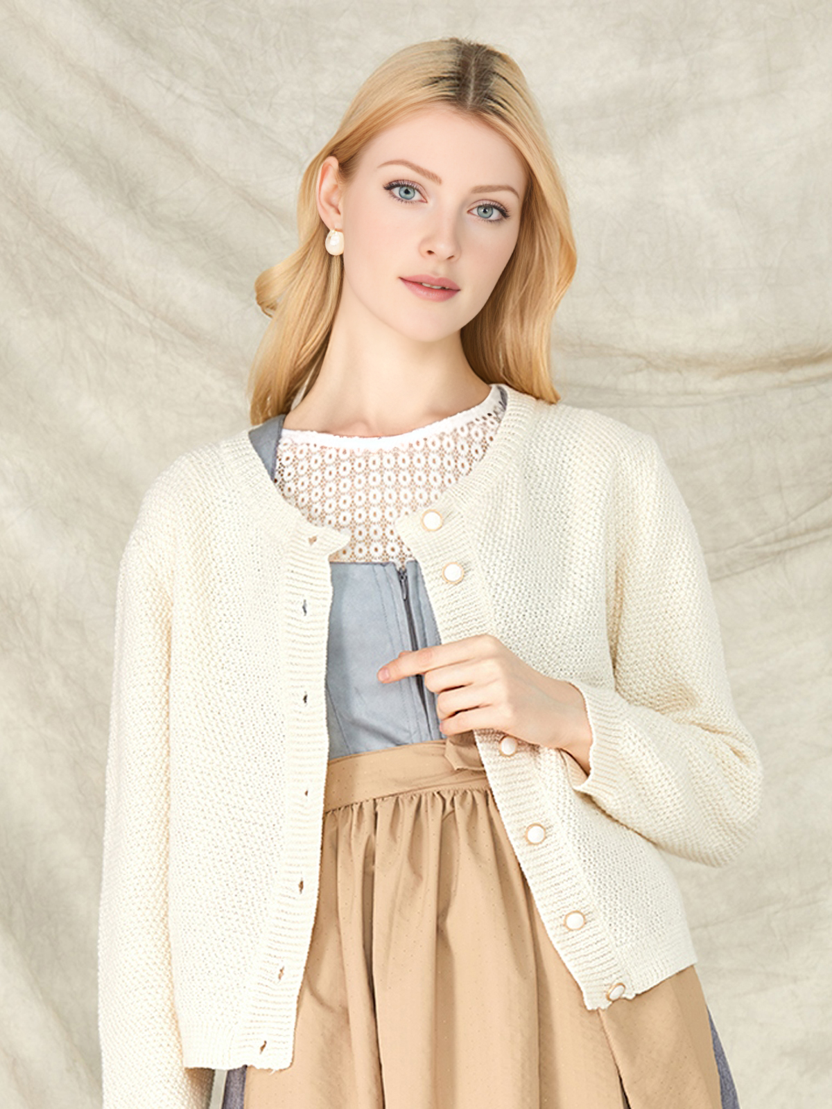 Modernes Dirndl mit figurbetonter Silhouette