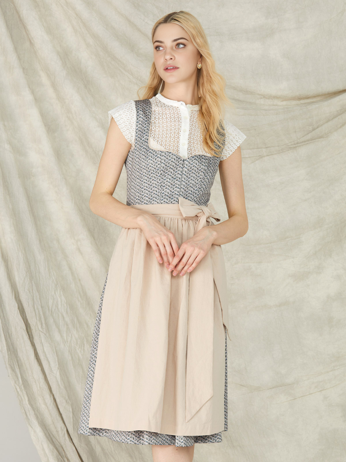 Stylisches rot schwarz Dirndl mit blauer Schürze