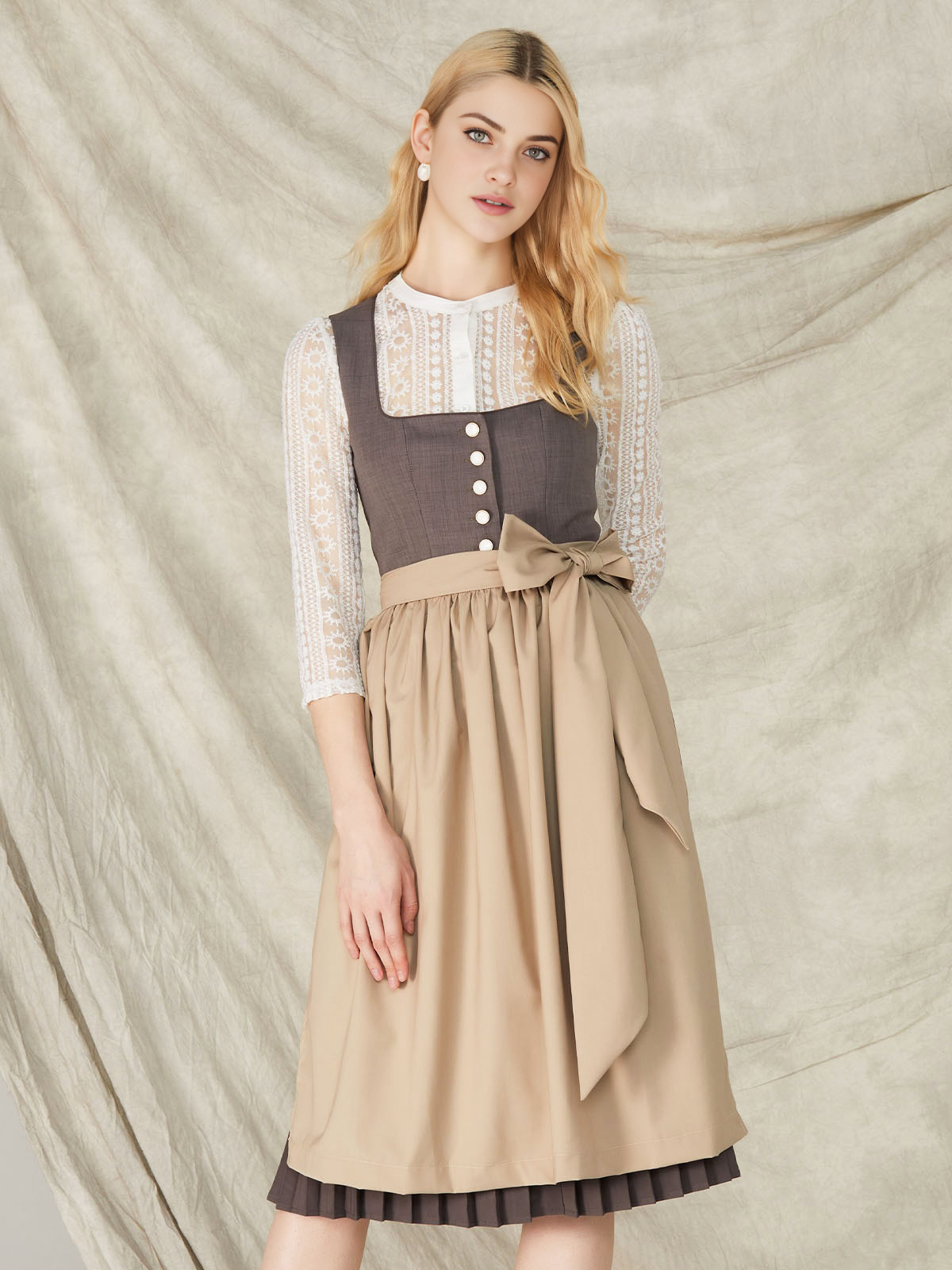 Modernes graues Dirndl mit femininem Schnitt