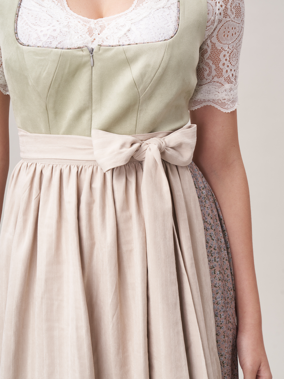 Modernes Dirndl in Grün – perfekt für städtische Eleganz und festliche Anlässe