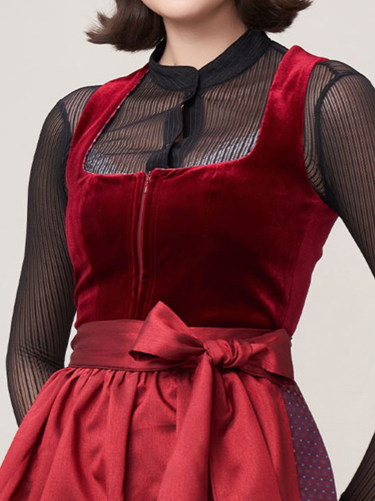 Dirndl in Grün mit stilvoller Bluse