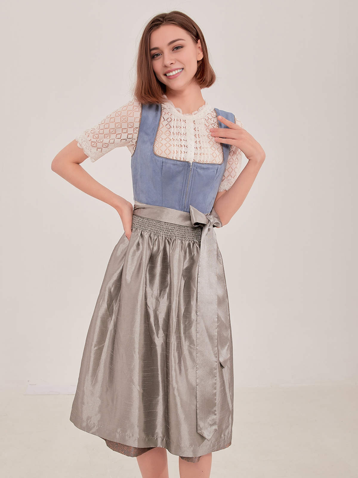 Dirndl Bluse Beige mit blauem Dirndl