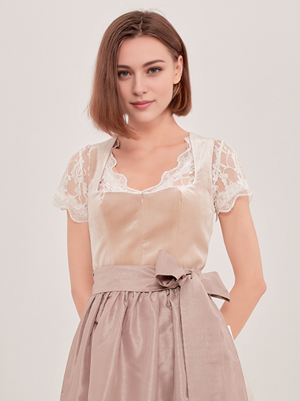 Modernes braunes Dirndl mit eleganter Schürze