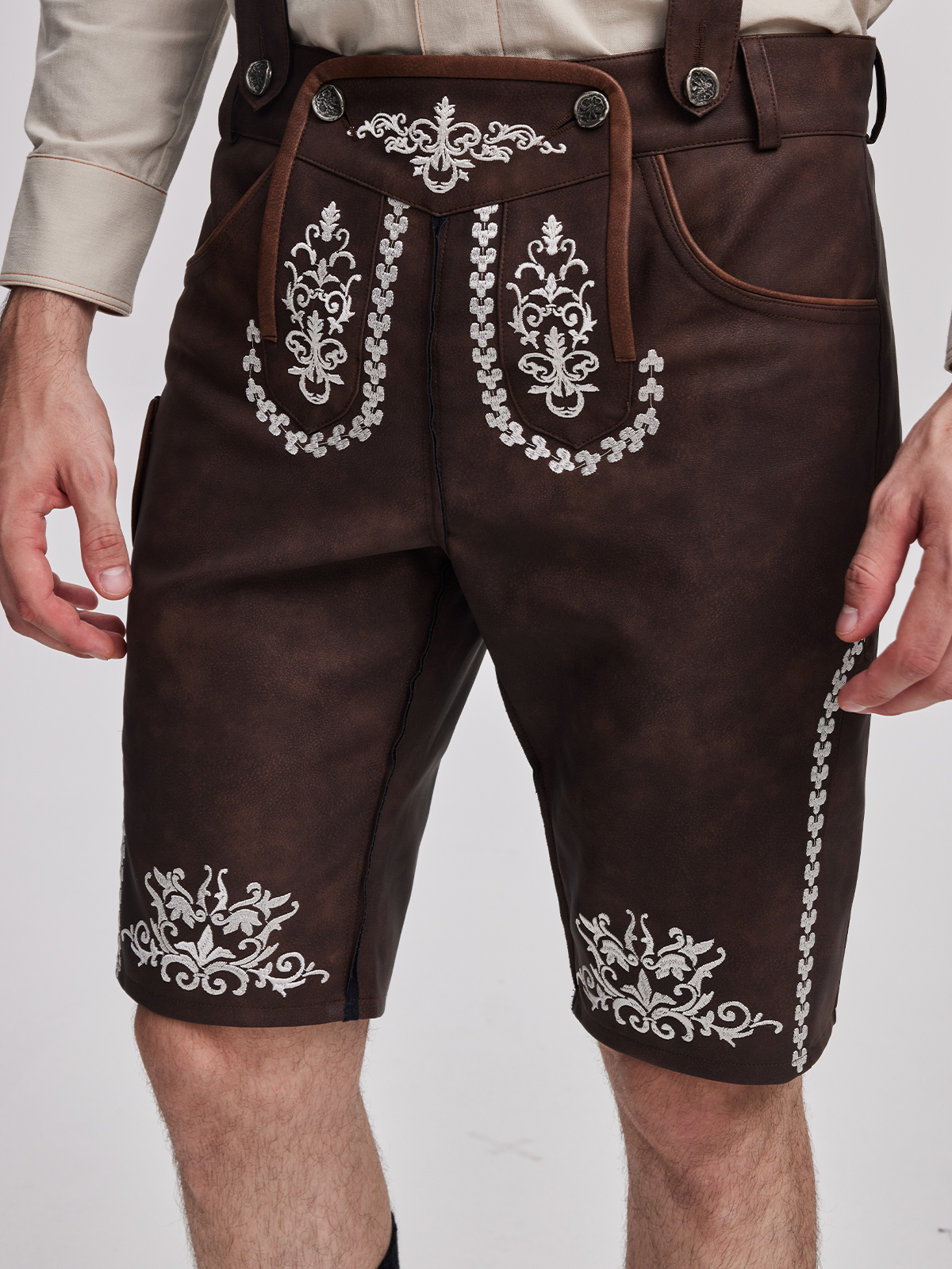 Traditionelles Dirndl in Braun