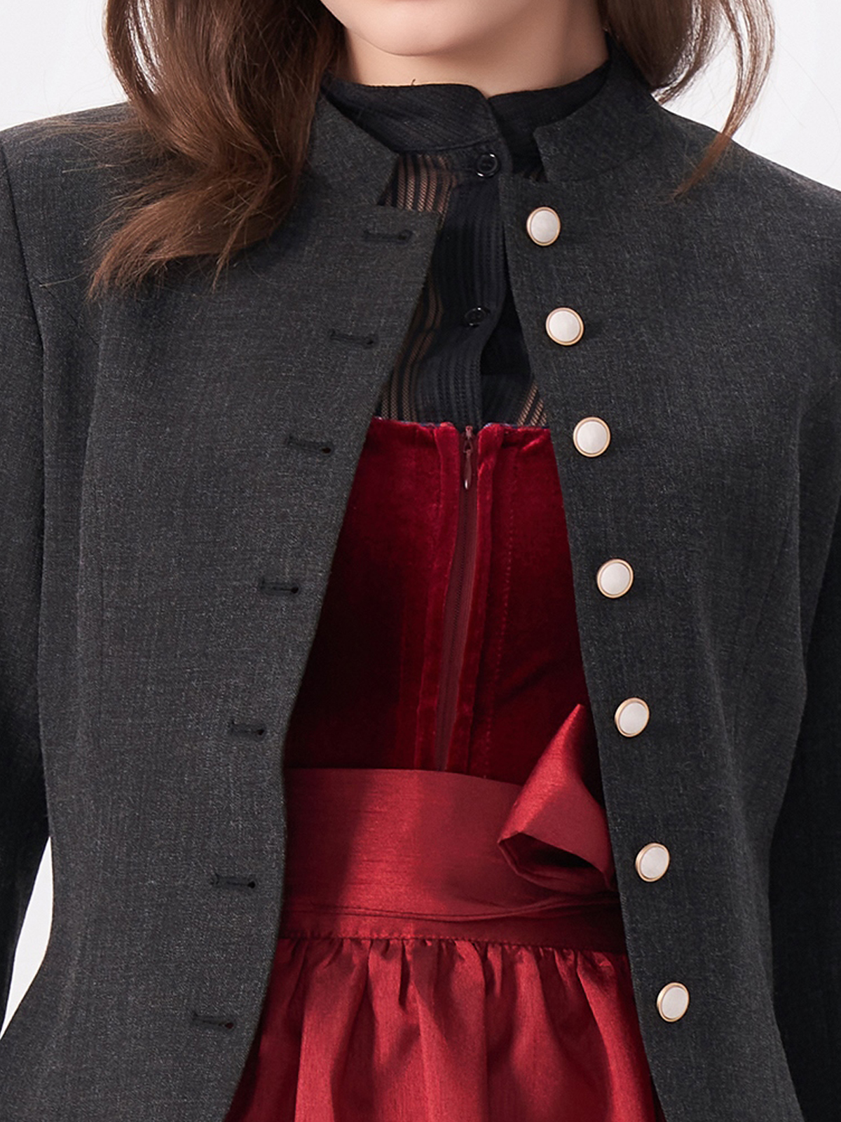 Braunes Dirndl mit schwarzer Jacke