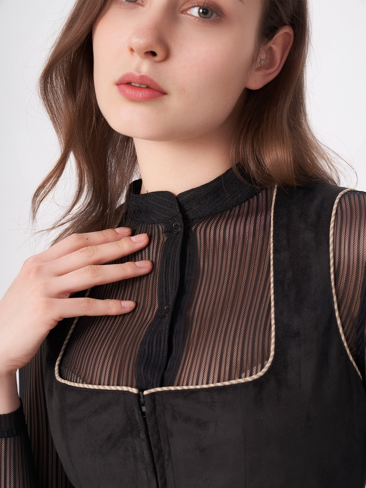 Elegantes schwarzes Dirndl mit detailreicher Verarbeitung