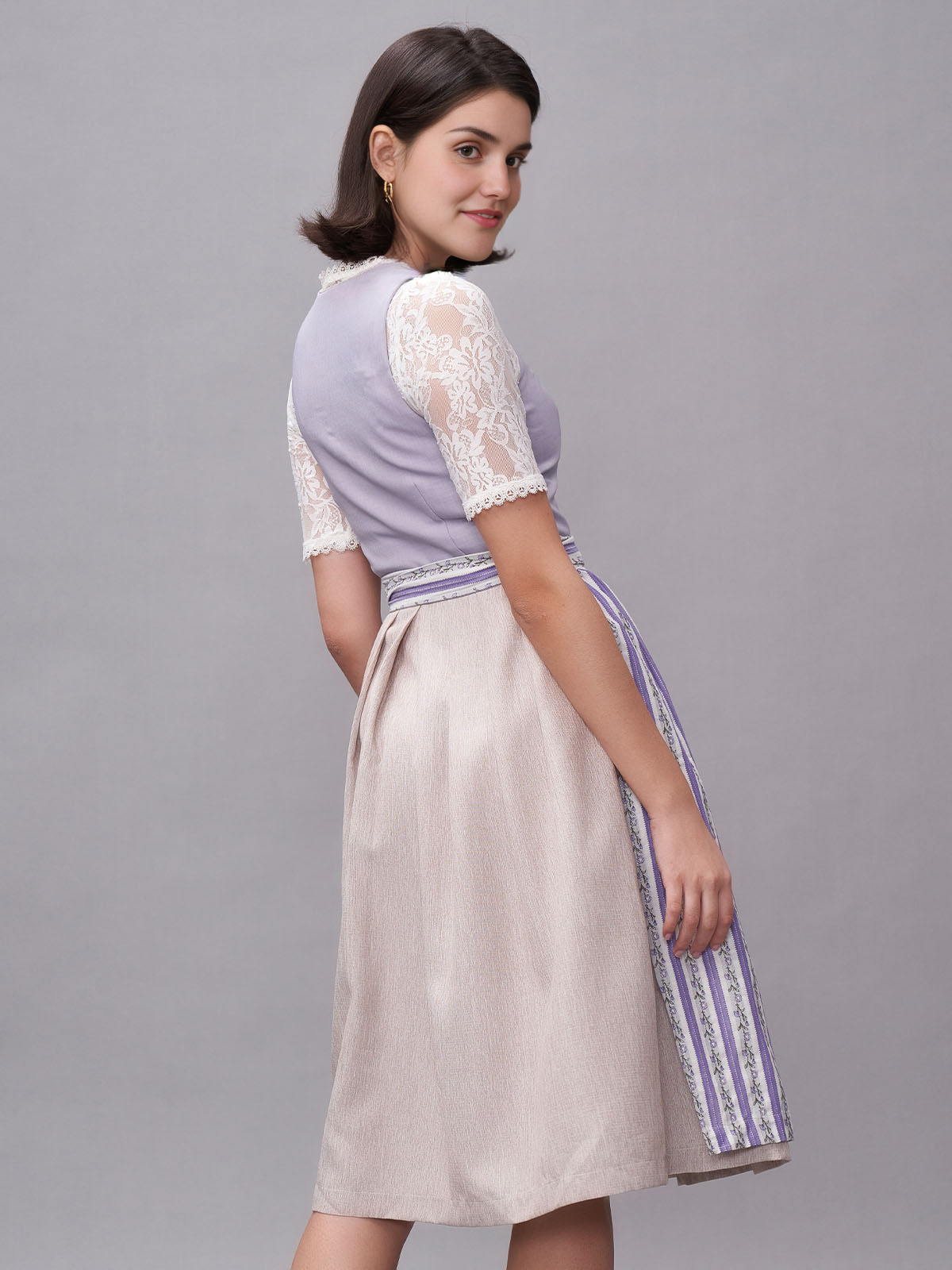 Dirndl in Lila – eleganter Trachtenlook