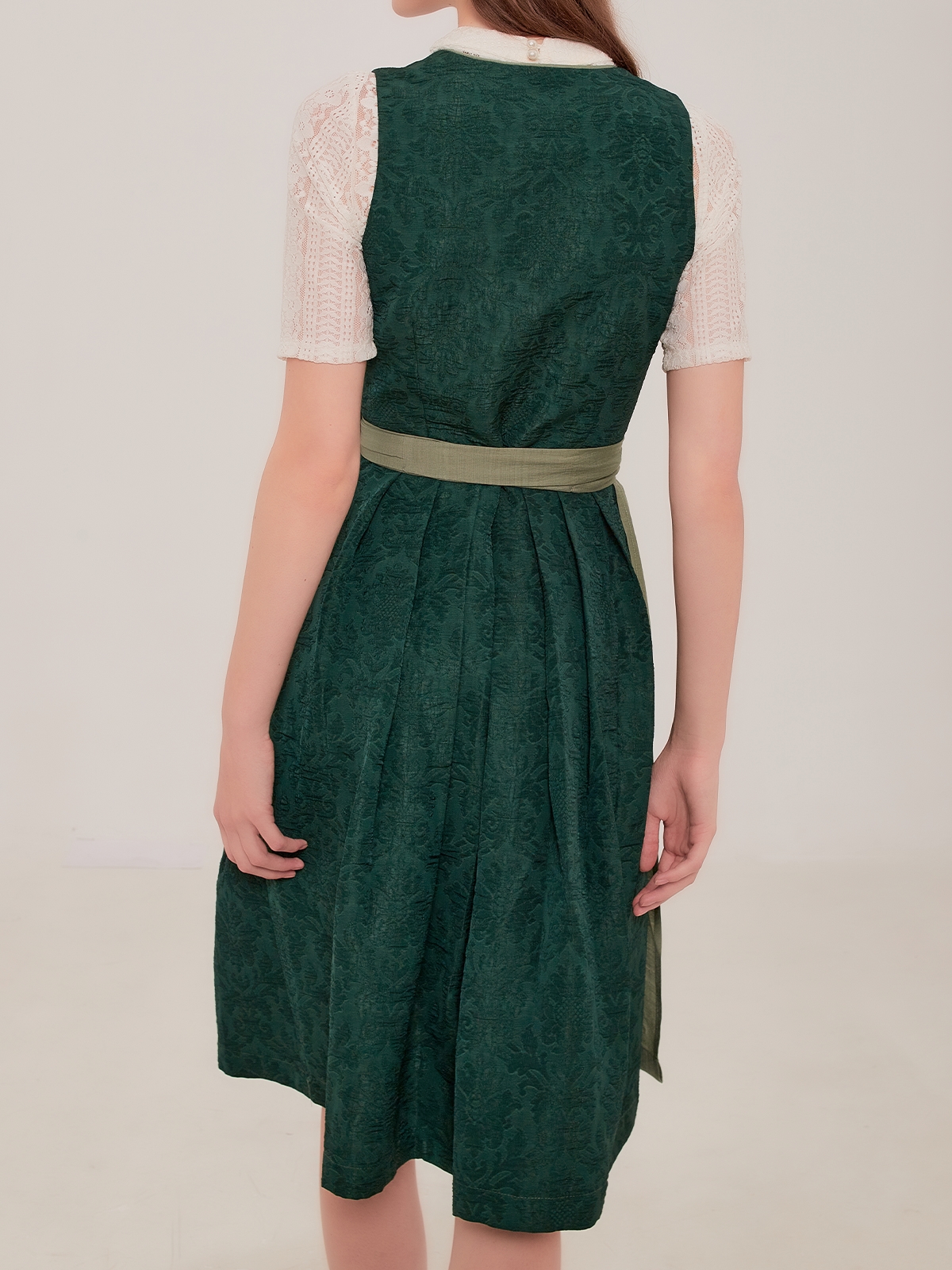 Ein dunkelblaues Samt-Dirndl mit traditioneller Schürze und modernem Schnitt