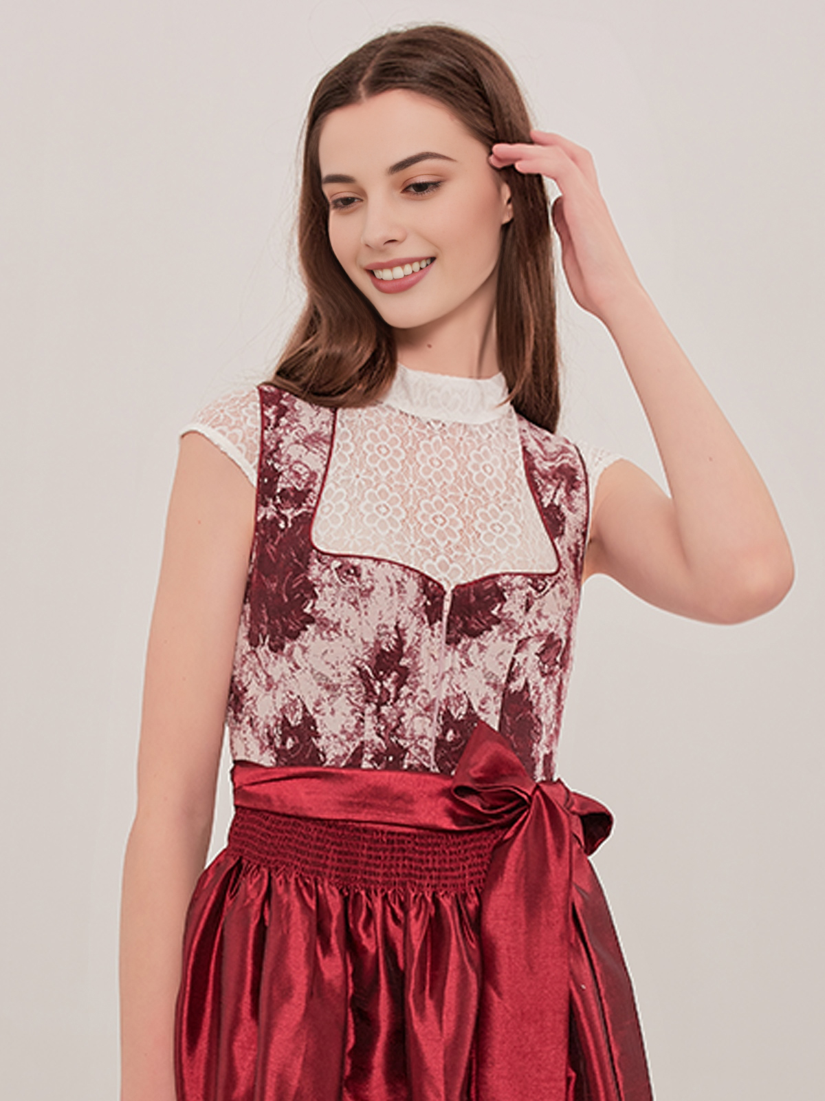 Dirndlbluse mit Spitze und V-Ausschnitt