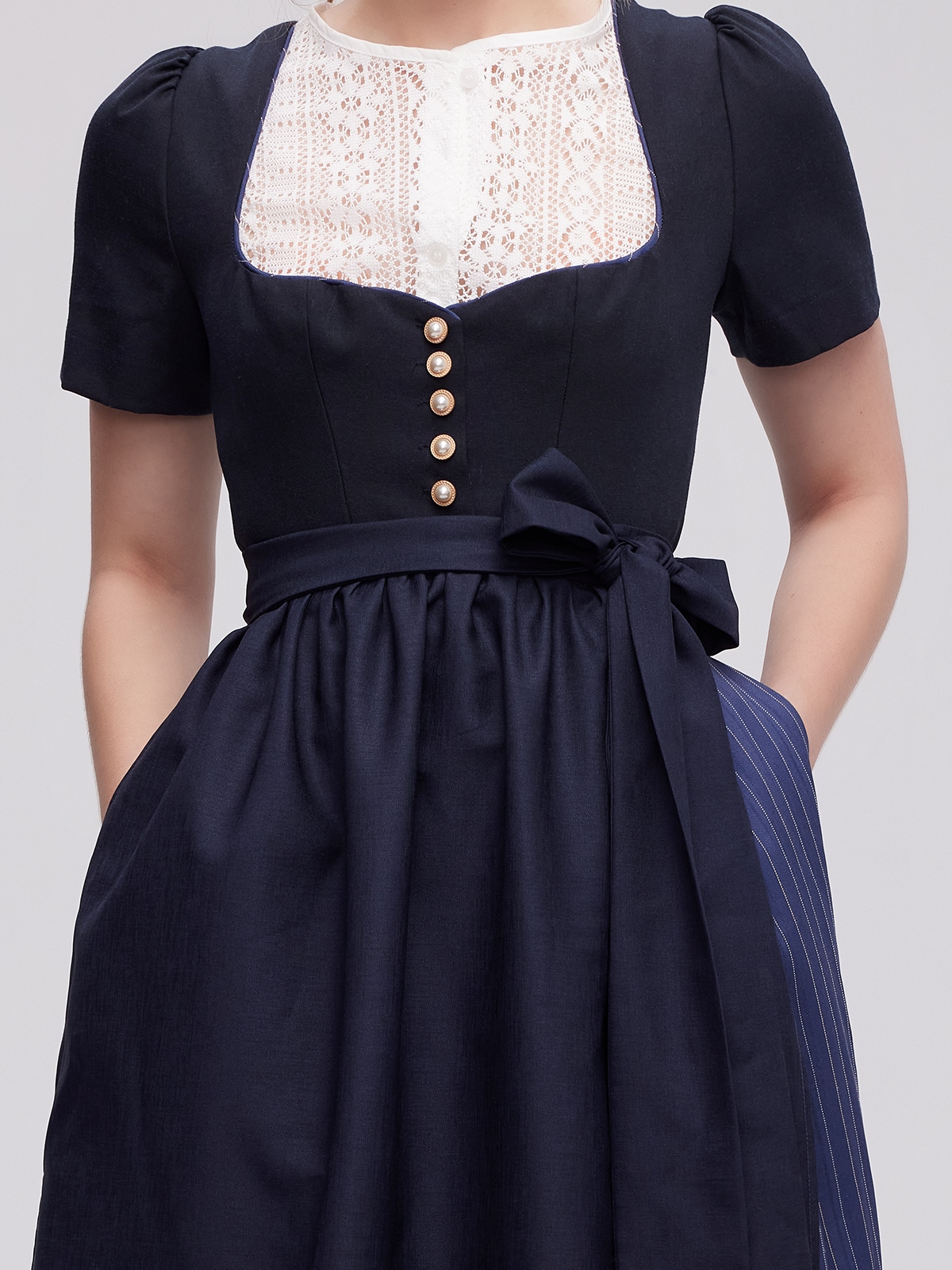 Dirndl in Blau mit floraler Schürze
