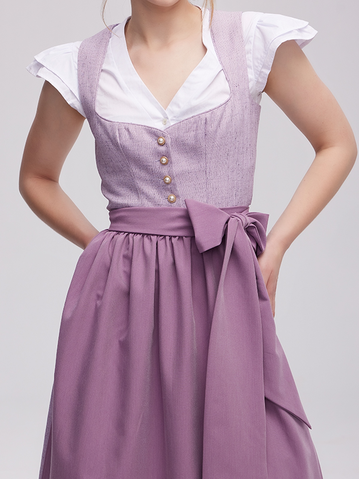 Moderne Dirndlbluse mit V-Ausschnitt