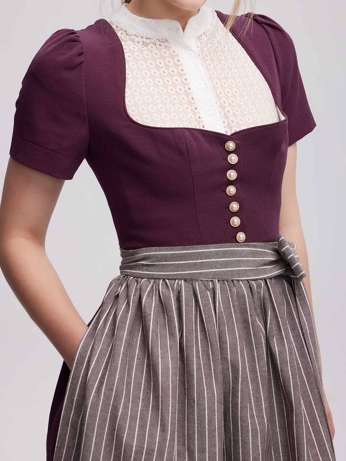 Modernes lila Dirndl mit Ausschnitt
