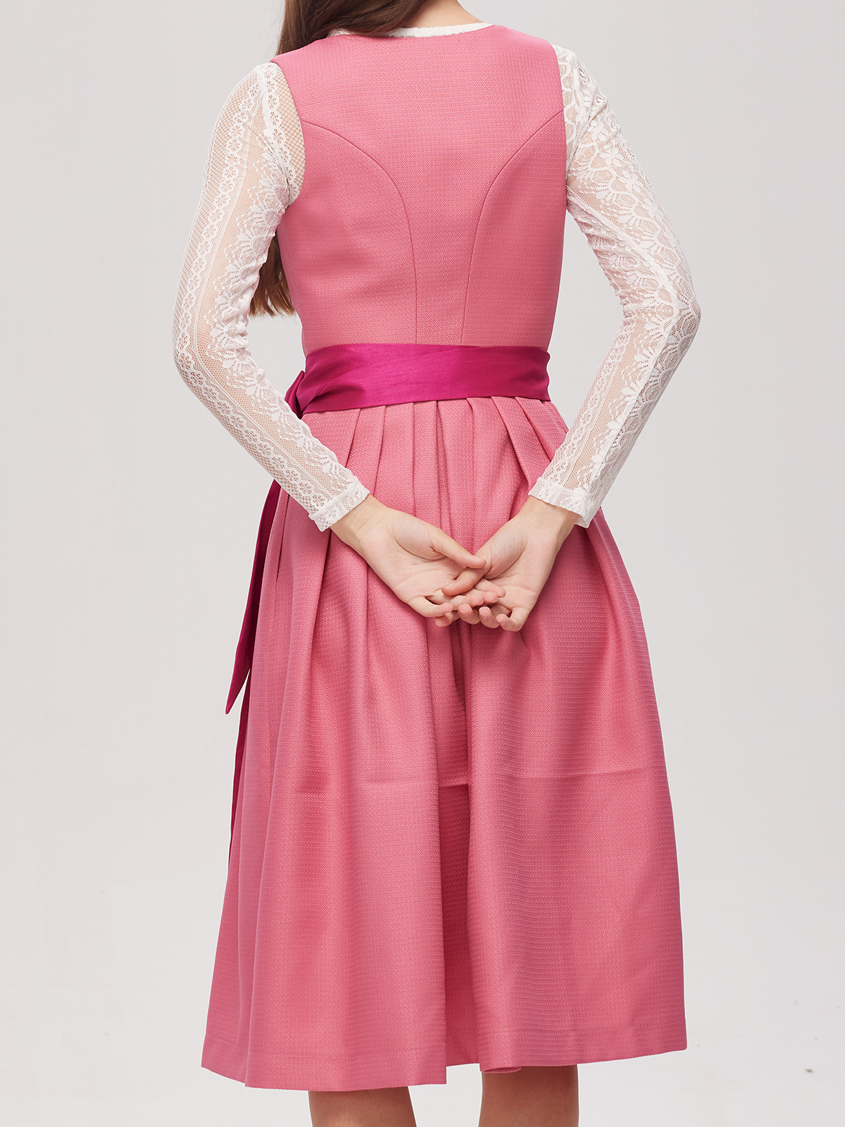 Modernes pinkes Dirndl mit aufwendiger Stickerei