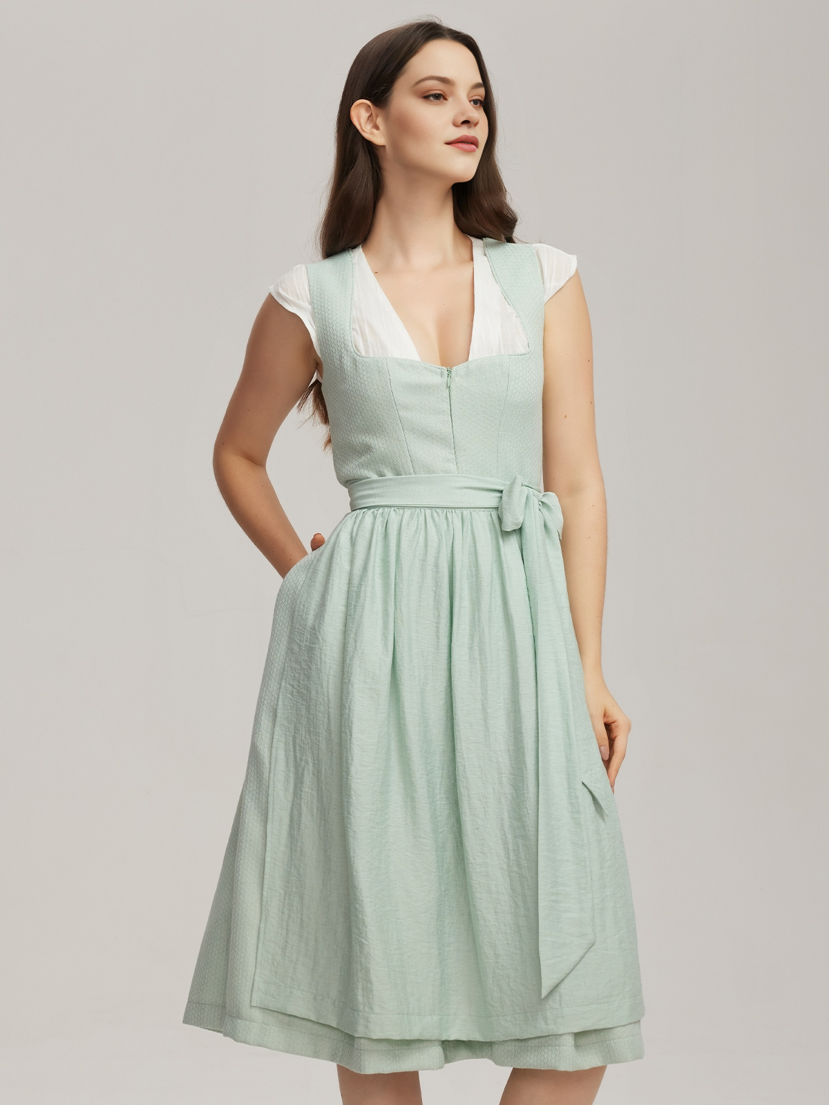 Dirndl in Grün mit traditionellem Schnitt