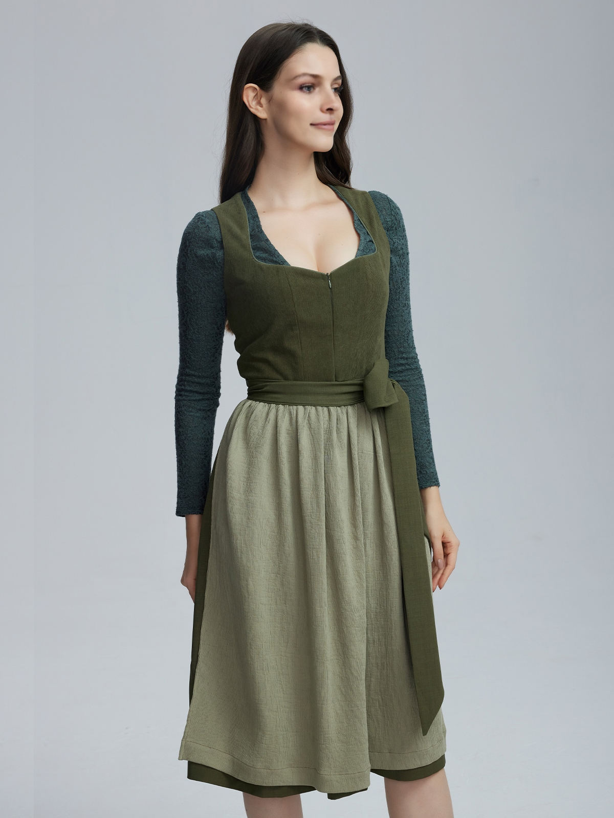 Modernes Dirndl in Grün mit floralen Details