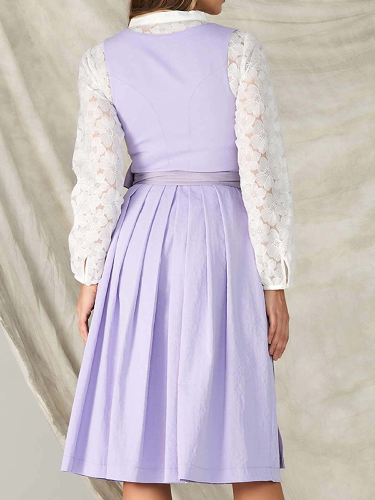 Modernes lila Dirndl mit floralen Akzenten
