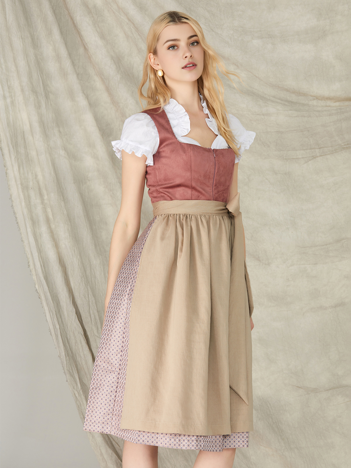 Ein rosa Dirndl mit Spitzenapplikationen – feminin und modern