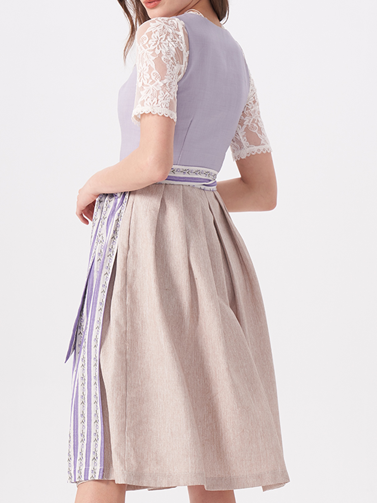Modernes Dirndl in pastellgrün mit raffiniertem Schnitt