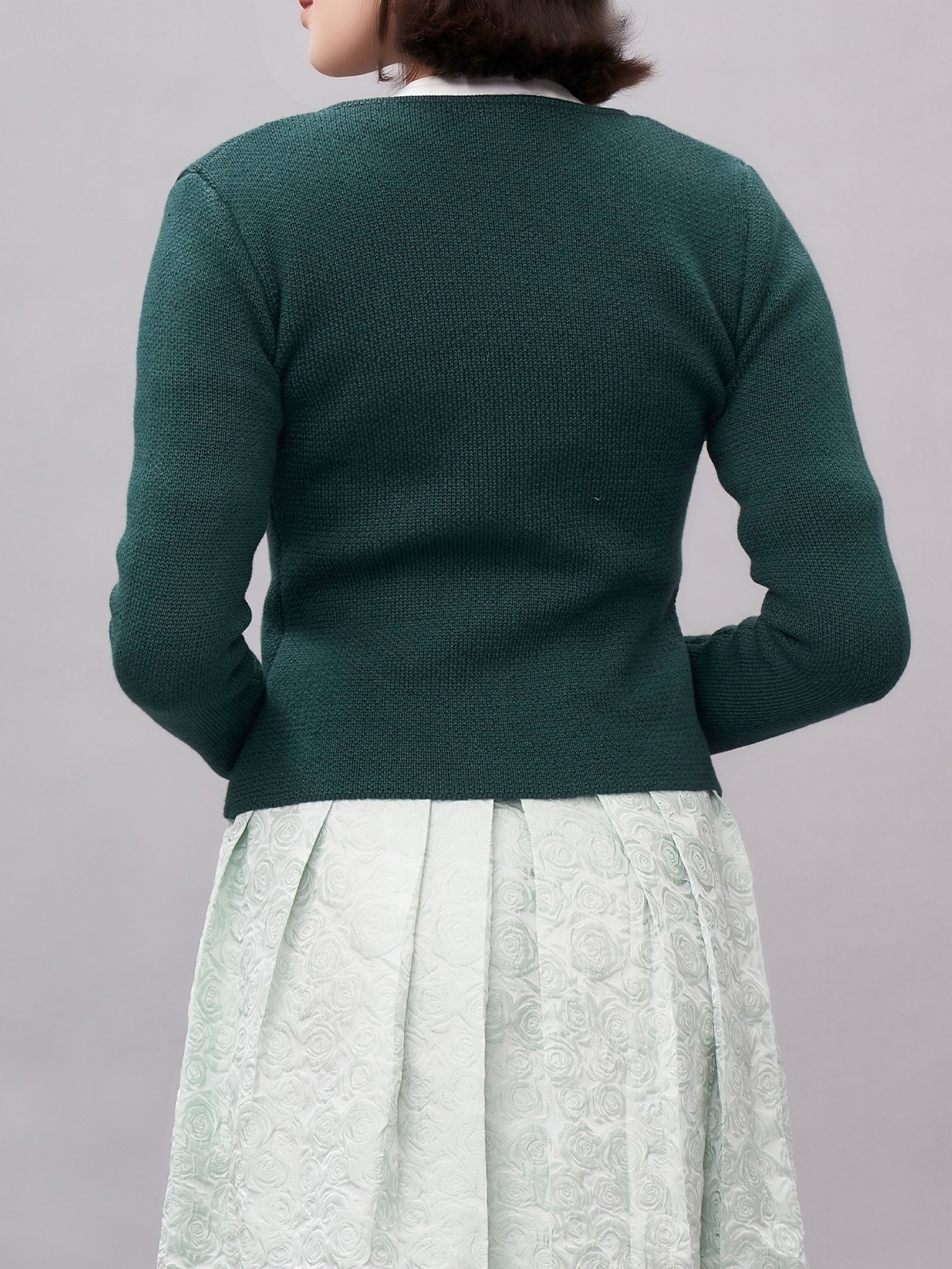 Ein elegantes weißes Dirndl mit grünen Akzenten, perfekt für festliche Anlässe