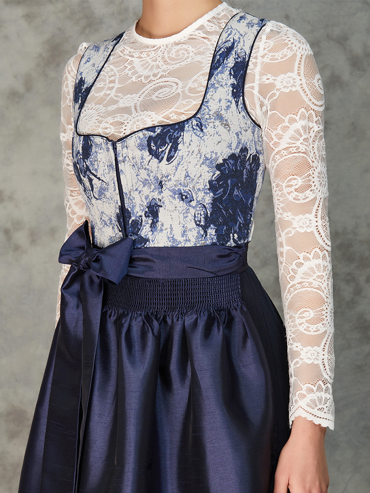 Elegantes blaues Dirndl mit traditioneller Schürze