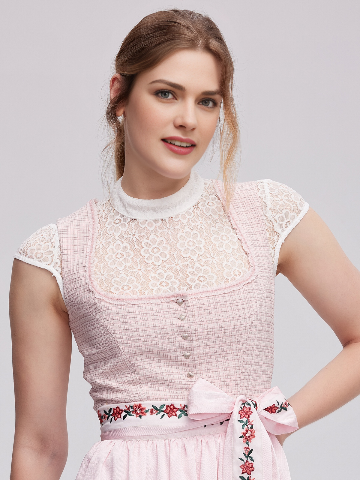 Modernes Dirndl in Rosa – perfekt für den urbanen Look