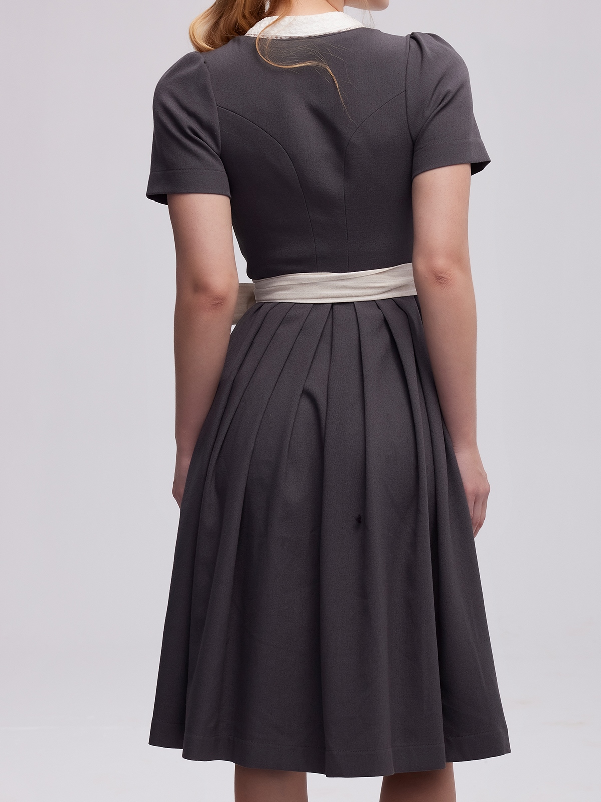 Dirndl in Grau und Rosa