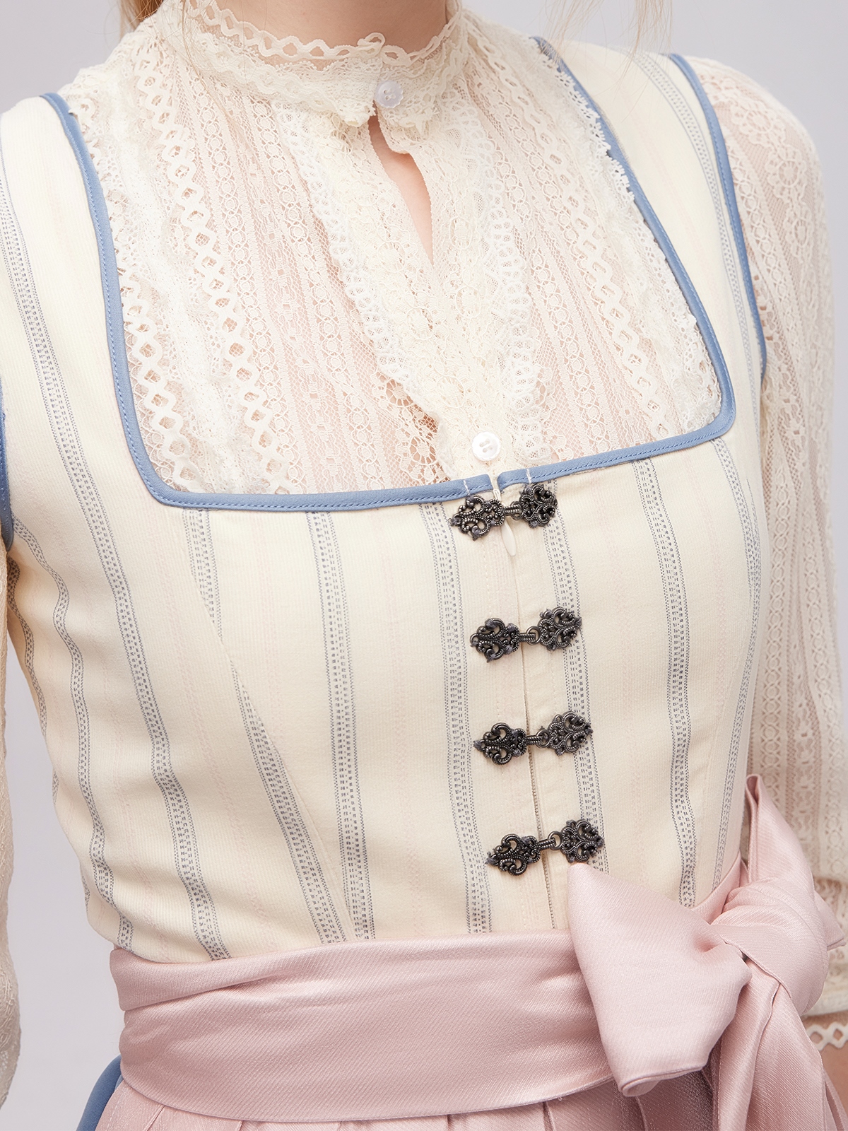 Dirndl in Beige – ein zeitloser Klassiker