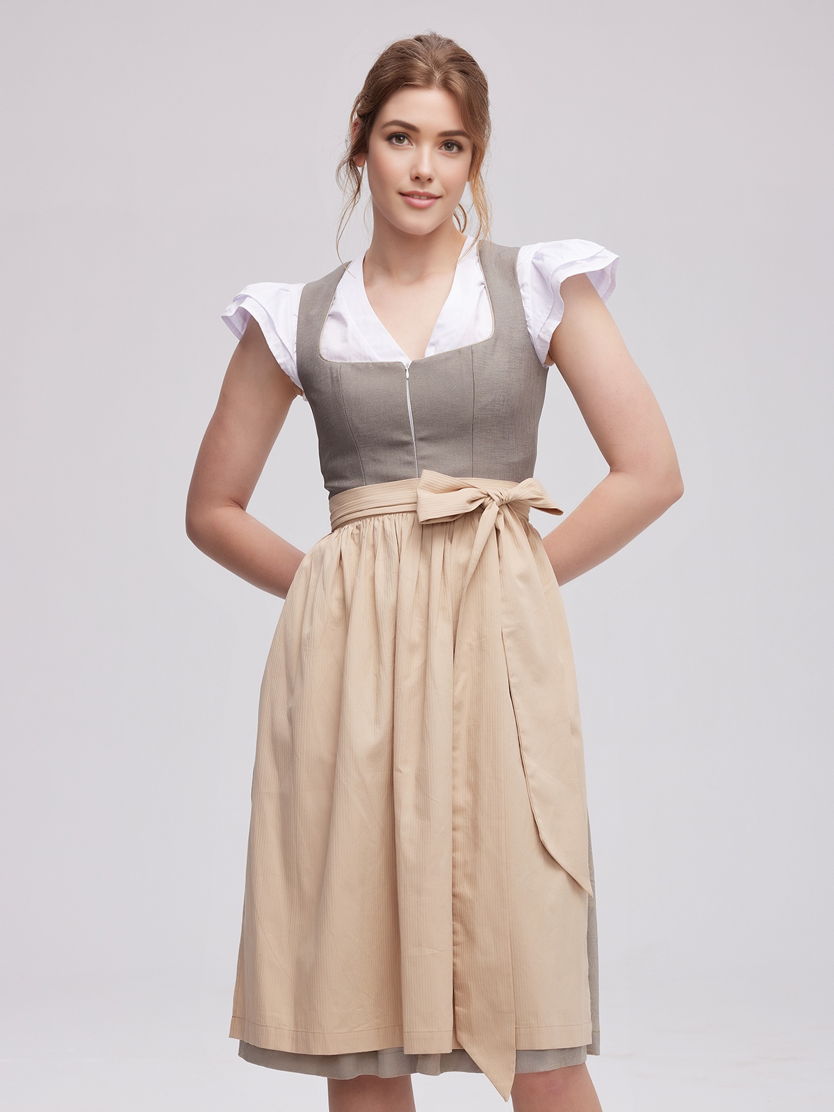 Dirndl in Grau mit Spitzenverzierung