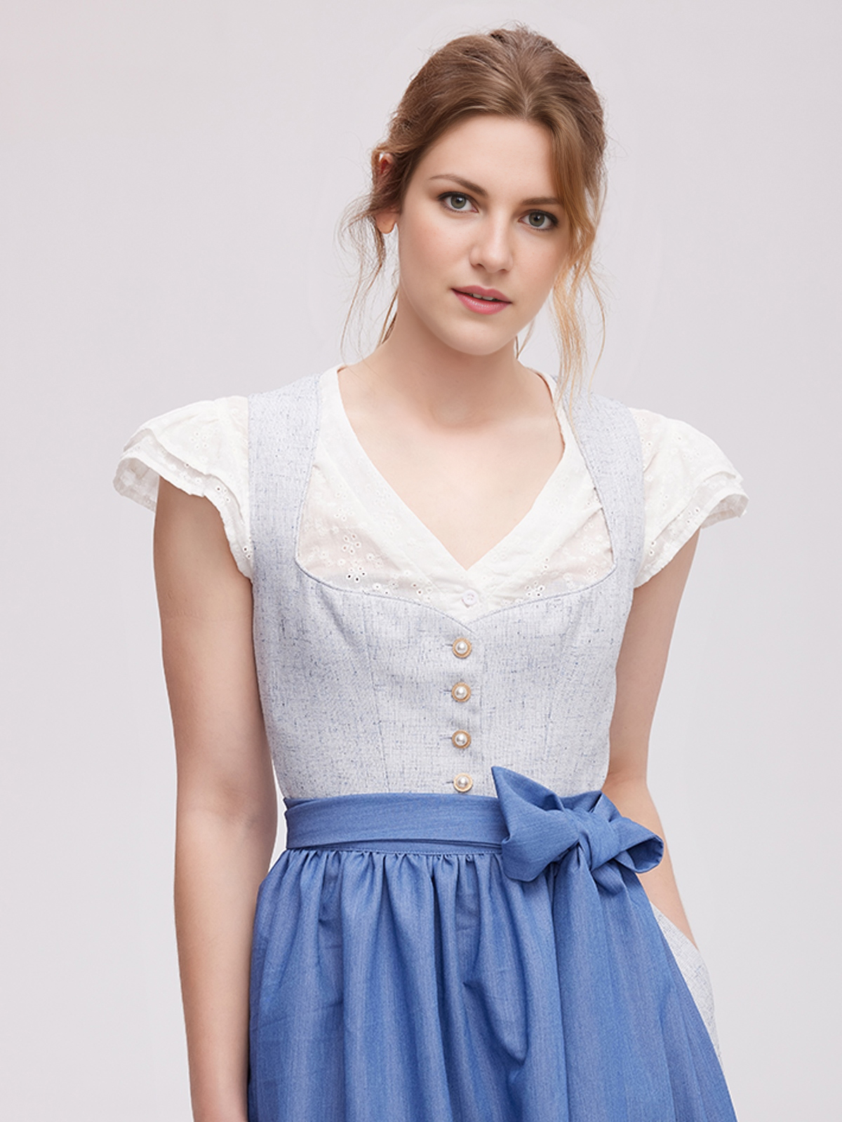 Olivgrünes Dirndl mit blumiger Verzierung