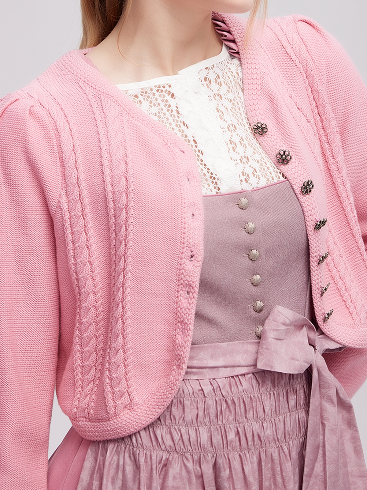 Eine moderne braune Dirndl mit rosa Details