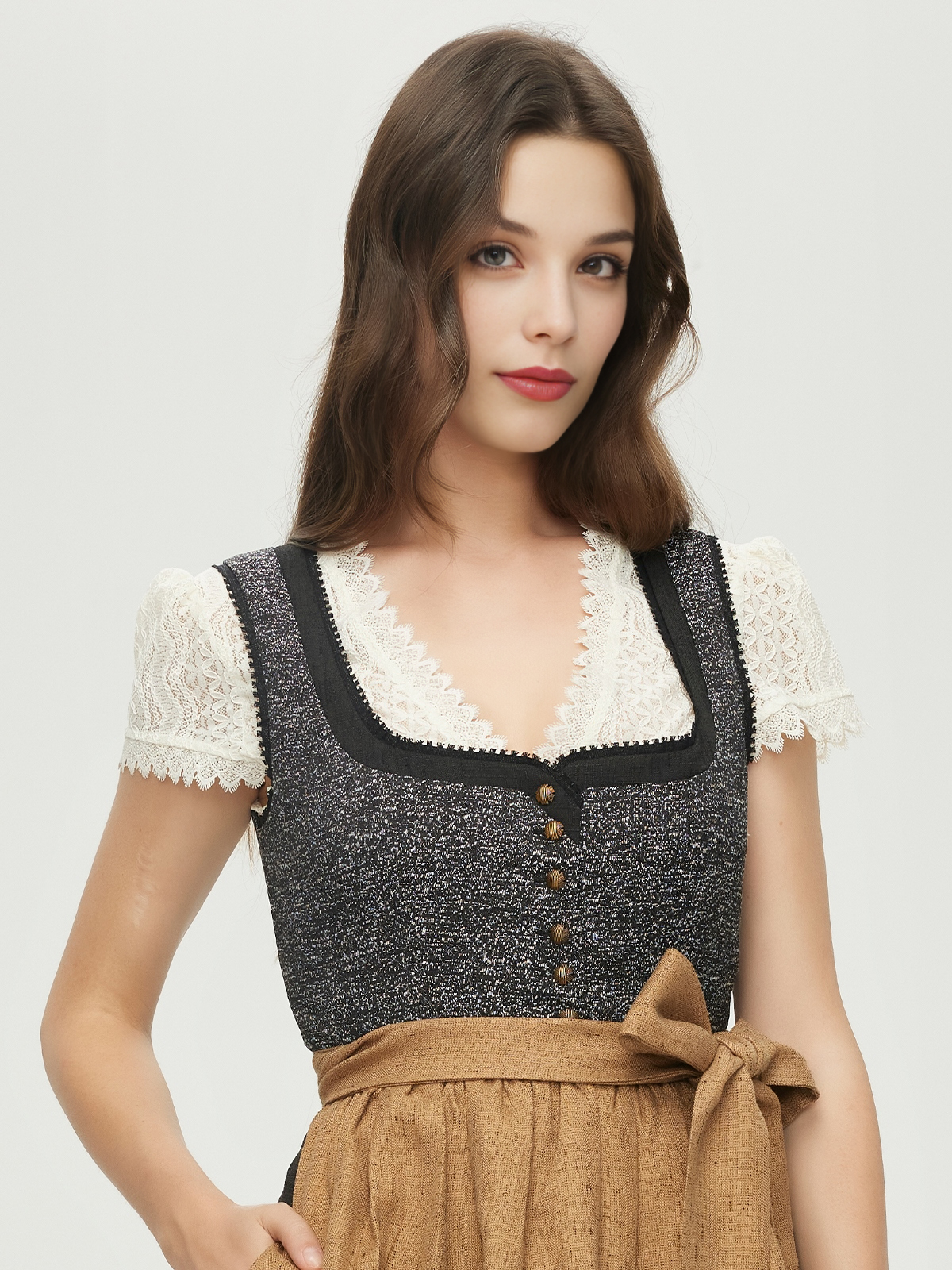 Rot-Schwarzes Dirndl mit eleganter Schürze