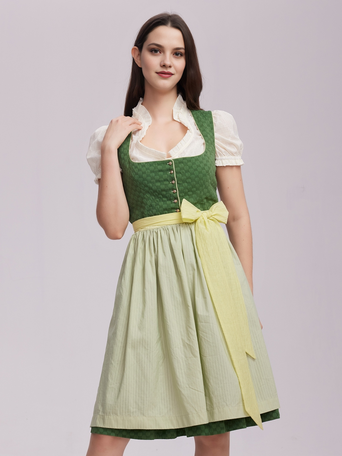 Ein elegantes Dirndl in beige mit grünen Akzenten